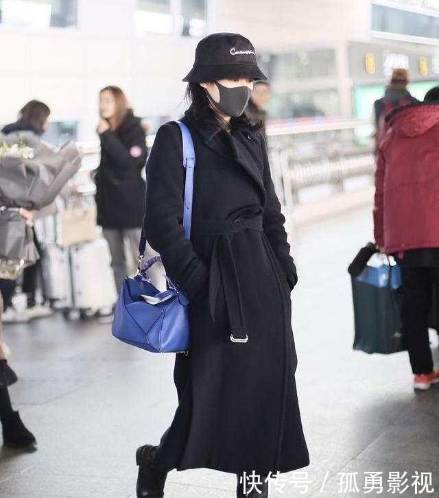  『喇叭裤』50岁以上的女人别穿牛仔裤，喇叭裤直筒裤更有气质，做个优雅女人