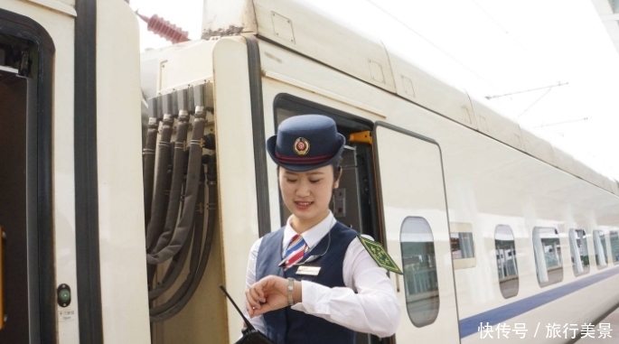 高铁司机一人全程不能离开驾驶室，洗手间怎么去？得知真相脸红了