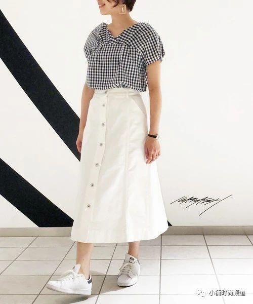 夏天就用白色系丹宁短裙打造成熟利落及休闲清爽穿搭！