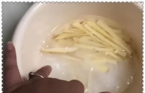  「油绿」土豆丝水倒花盆里，不黄叶叶片油绿，蹭蹭疯长爆满盆