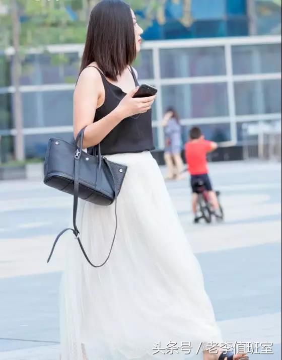 街拍:半透明白裙，广场上身段优美，长得好看的性感美女