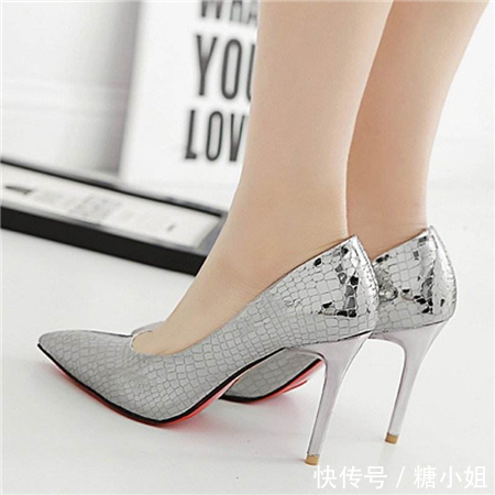 穿双漂亮的银色细高跟鞋，你还会去搭双袜子么？