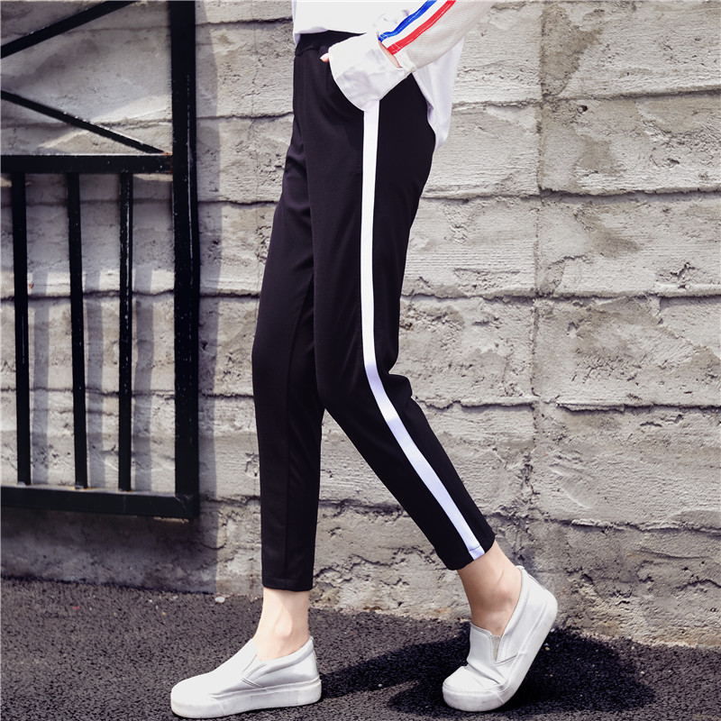 小姨今年46岁，真的超会打扮!帆布鞋+小脚裤，美到飞起来