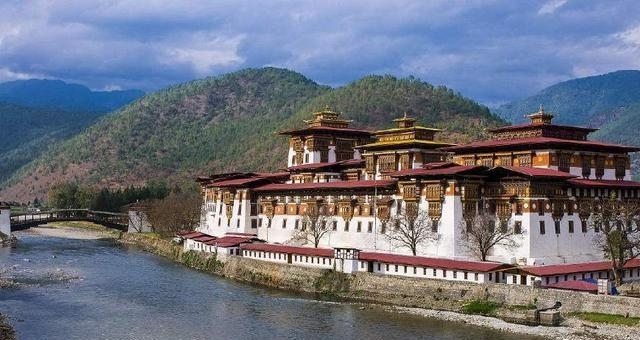 这个国家的人,长得和中国人一样,比四川人更能吃辣,却从未建交