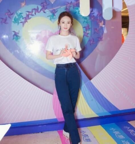 赵丽颖真绝了，内衣外穿引热议，网友：好好的农村娃到城市学坏了