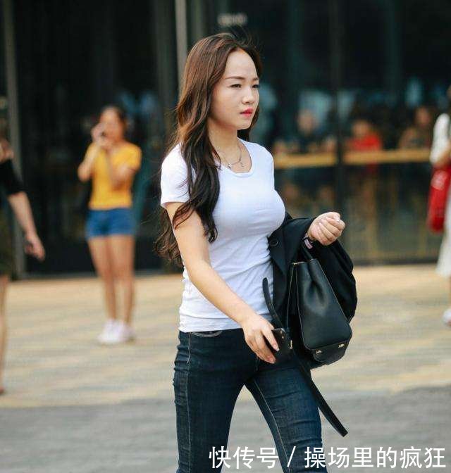 街拍美女性感火辣短裤美女, 让人依依不舍