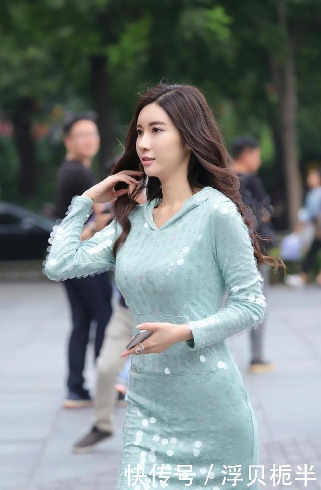 [ 美女]尽显长腿优势，身材棒棒的！，街拍：美女紧身背心搭配短裤