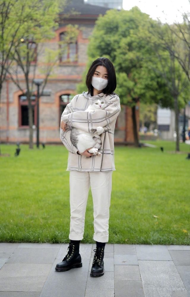  『千万别』一身穿搭没有白就不算完整，小面积提亮真的很重要，千万别忽视