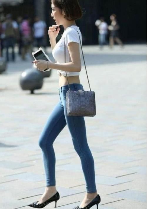 修身牛仔裤与高跟鞋，真的是天生一对！