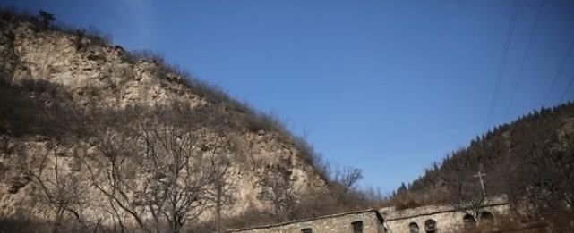 悬崖上被遗忘的“窑洞村”，50年间仅娶进一个媳妇，全村娶妻难
