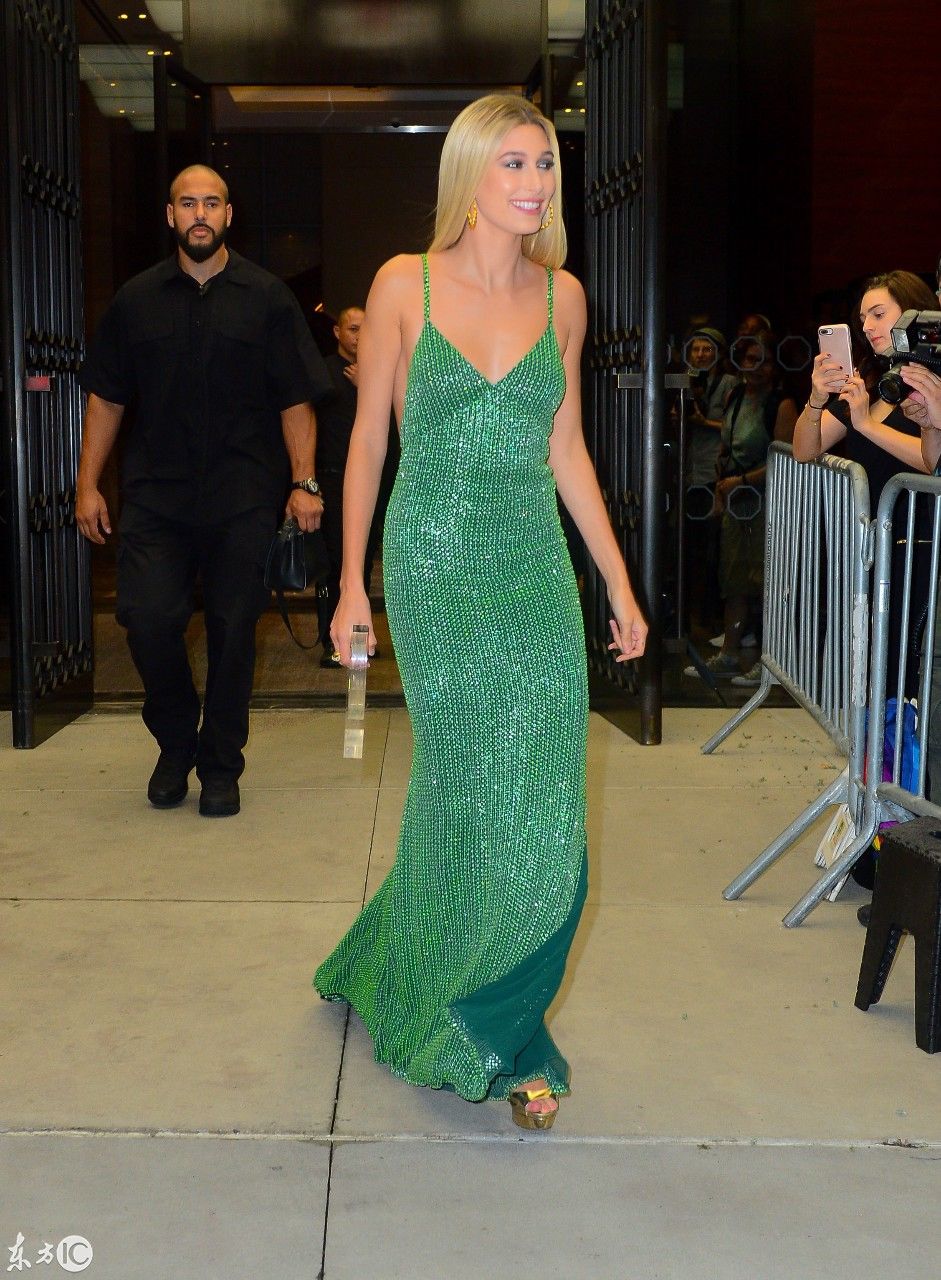 海莉鲍德温现身纽约时装周现场,绿色吊带连衣裙尽显火辣身材