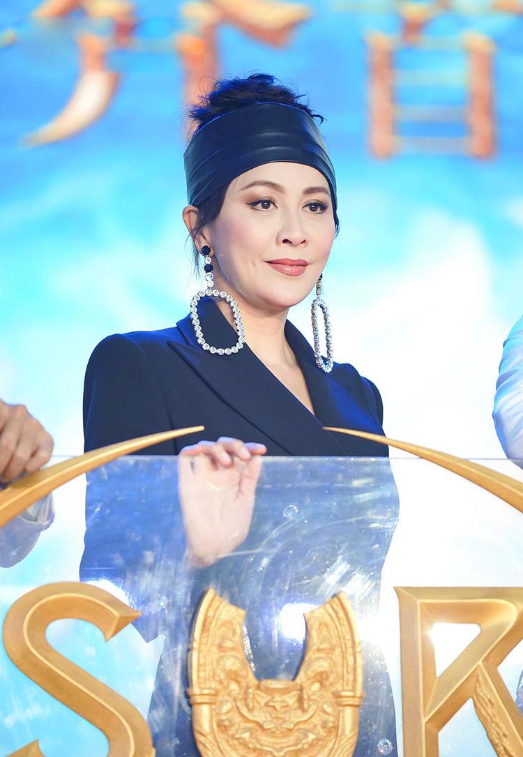 刘嘉玲厉害了！53岁穿渔网袜留道明寺发型，嫩过张艺上和吴磊