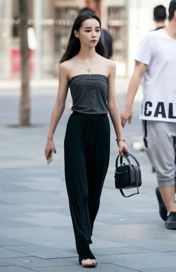 街拍：穿着时尚热情奔放的小姐姐，美腿修长身材曼妙很动人！