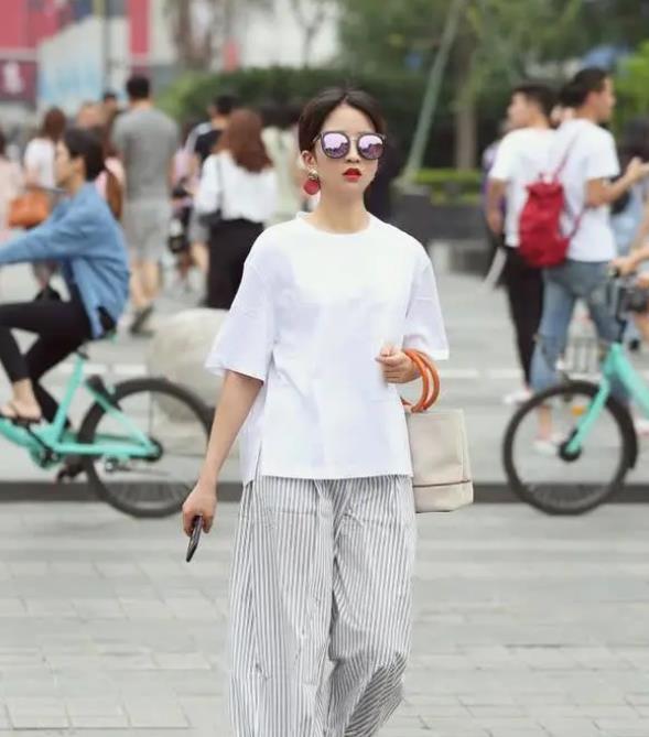 「美女」街拍:丹唇外朗的美女,一条黑色的连衣裙,魅力女神风采