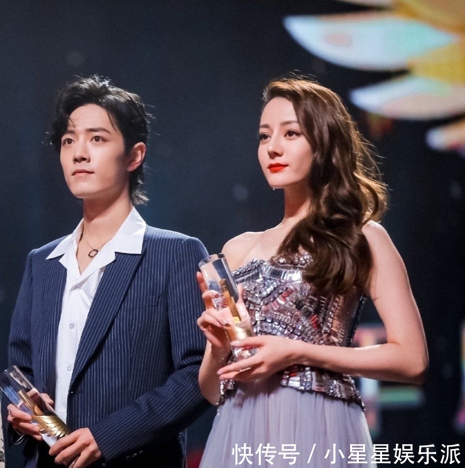  对视：迪丽热巴关晓彤侧脸同框鼻子瞩目，与肖战同台腼腆对视颜值爆表
