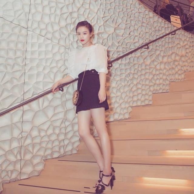 马思纯为了秀腿，短裤都提到裤裆这儿了，网友：勒着不难受吗？