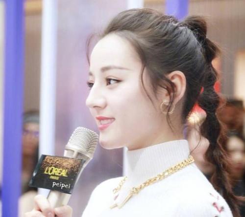 有勇气挑战灯笼辫造型的女明星,baby搭配大红唇秒变复古少女,迪丽