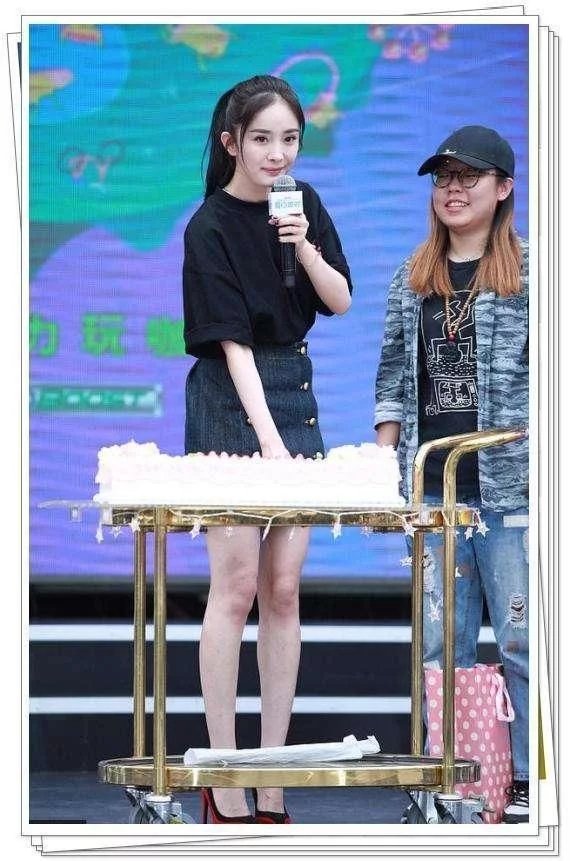 当杨幂刘亦菲同穿短裙现身，网友：终于见识到蚂蚁腿与大象腿差距