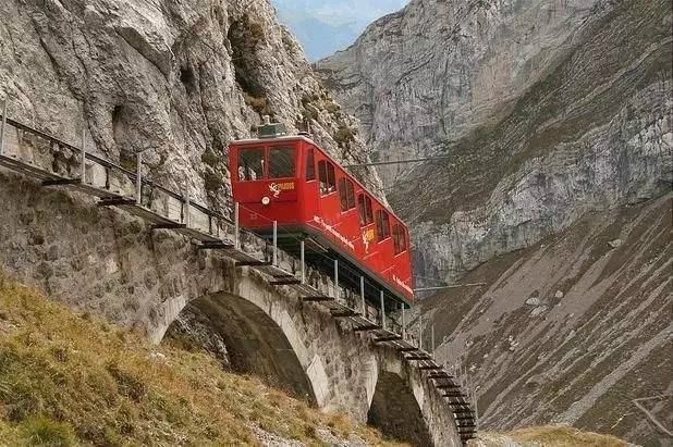 世界上最惊险的铁路，建在悬崖峭壁，却从没发生过意外事故