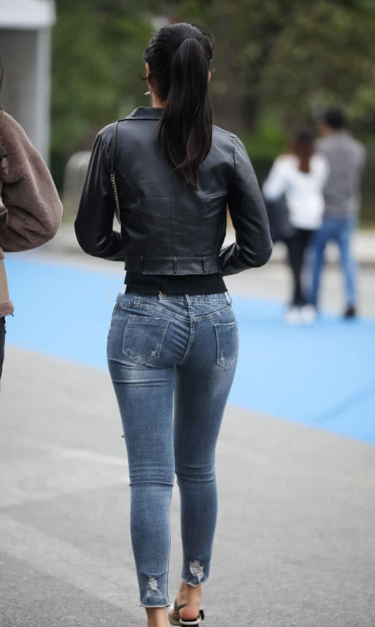 霸气文艺小姐姐肥满丰腴身材紧身裤上身，千沟万壑，气质而又不失