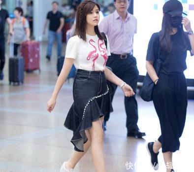 陈妍希一家三口现身机场, 大家却被她脚上的鞋子圈粉, 真心好看