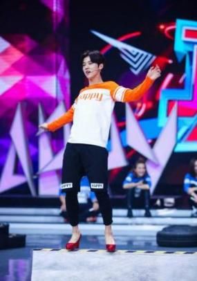 邓超穿高跟鞋，刘德华穿高跟鞋，鹿晗穿高跟鞋，唯独他比女人性感