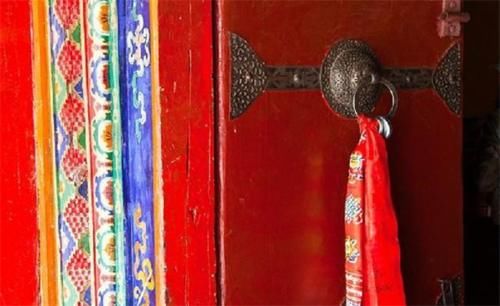 行走在西藏，如遇门口插了树枝的人家，切勿进入