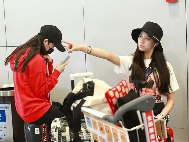 18岁欧阳娜娜与20岁程潇，穿红衣走机场，一个清纯一个性感！