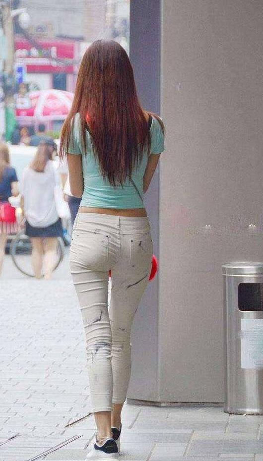 清晰明朗的紧身裤将腿部穿得很纤细，显出女人精致的一面
