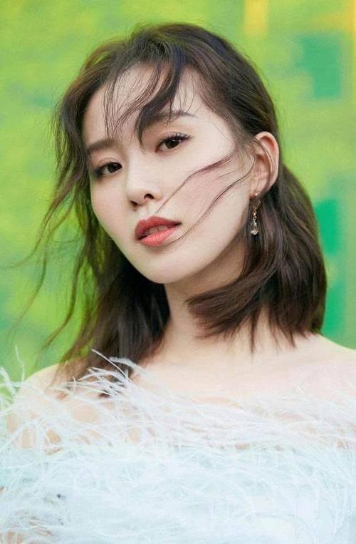 清纯@刘诗诗美翻了！牛仔外套＋半裙减龄又清纯，完全不像生过孩子