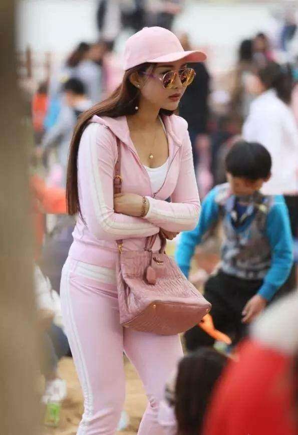 街拍: 紧身裤的美艳辣妈, 粉粉的很好看