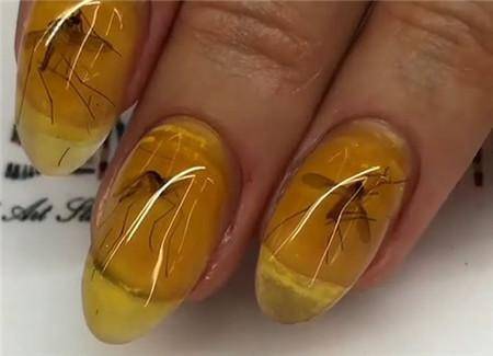 女子把蚊子放进指甲油中，刷成琥珀色，结果成品出来后惊艳众人