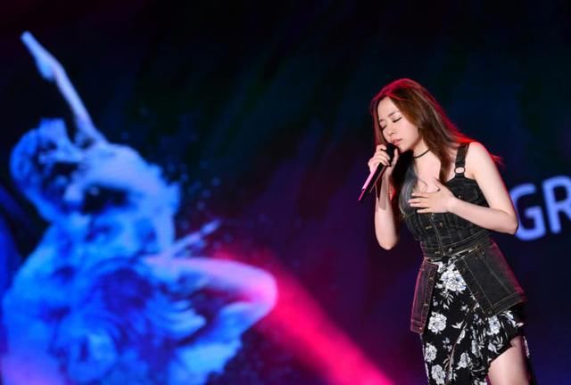 张靓颖穿牛仔裤背心被炸开，网友：这胯宽到让人怀疑人生