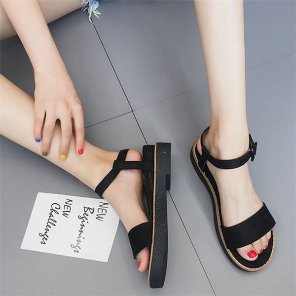 穿裙子别再傻傻配高跟鞋，现在大家都穿这样的凉鞋，现在正流行呢