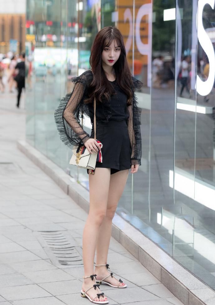 东莞街拍 美丽动人并蒂双开的美女 小背心的身材 看几遍都不够!