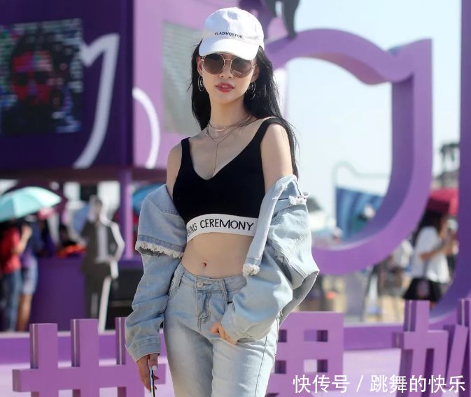 街拍前卫有魅力的美女，紧身穿搭很显活力，下身渔网袜真性感！