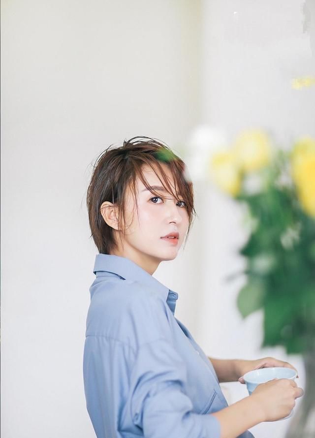  「气质」张蕾 罕见写真，只穿淡蓝色衬衫凹造型，凌乱短发气质惊艳太撩人