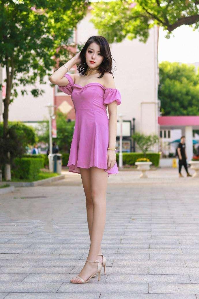 街拍：小姐姐一身粉红连衣裙，让整个人都看上去粉嫩了！