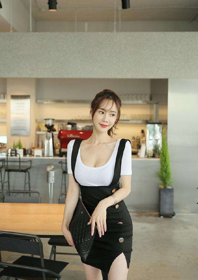 紧身衣搭配吊带裙, 好身材就是迷人