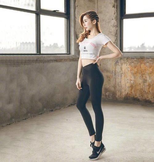 养眼的打底裤美女，纤细的腿部和背部线条，展现女神不一样的美！