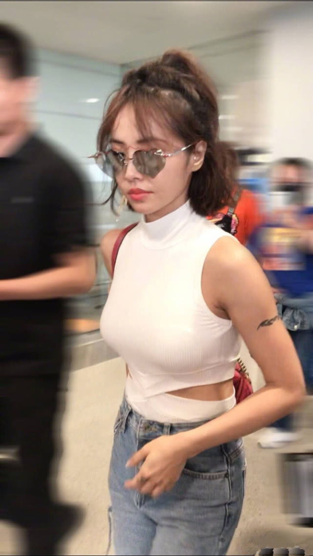 蔡依林踩恨天高,手拿“金箍棒”,身上一块布,网友:踩掉太尴尬