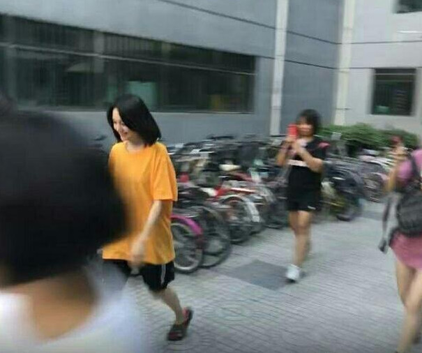 被传恋情后郑爽又顶着素颜出来了，这一次终于不再“邋遢”了！