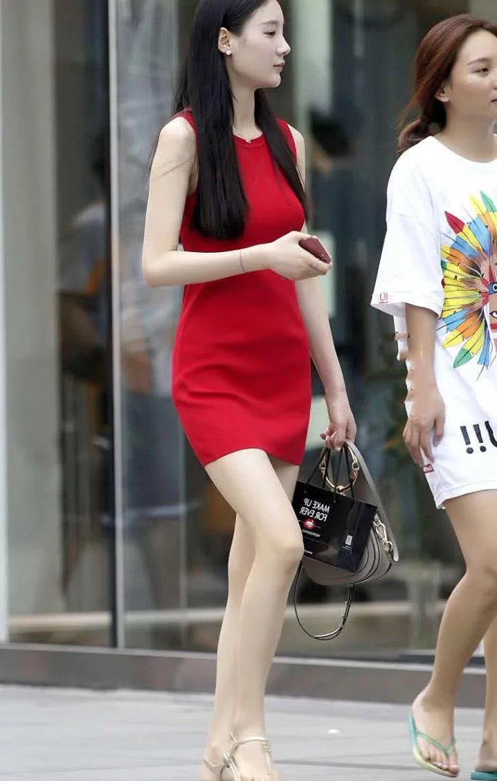 丰满小姐姐紧身裙显凹凸线条，很有看点