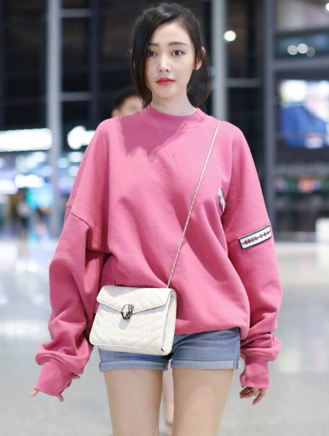 张天爱真“作”,上半身过冬,下半身过夏,两极分化竟然也时髦!