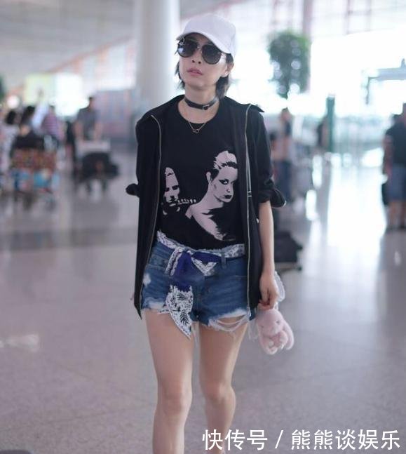 白百何出席活动，长发披肩气质优雅，牛仔裤上挂丝巾时髦炸了！