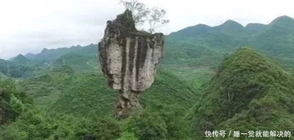 云南悬空的“怪石”,屹立不倒,仿佛人在祈祷?
