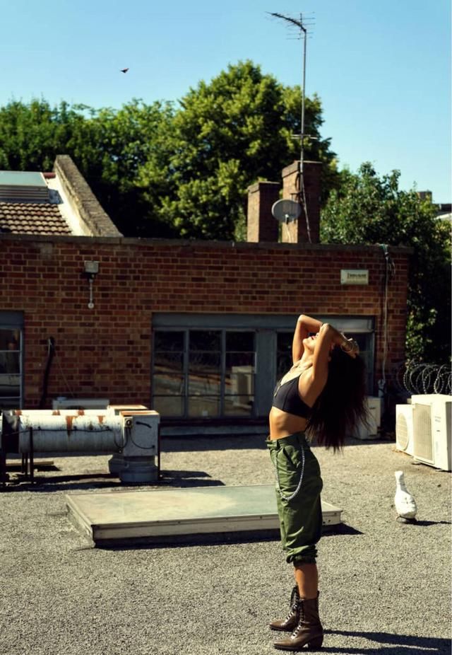 军绿色又开始流行了，一看吉克隽逸的范儿就知道，跟她学准美！