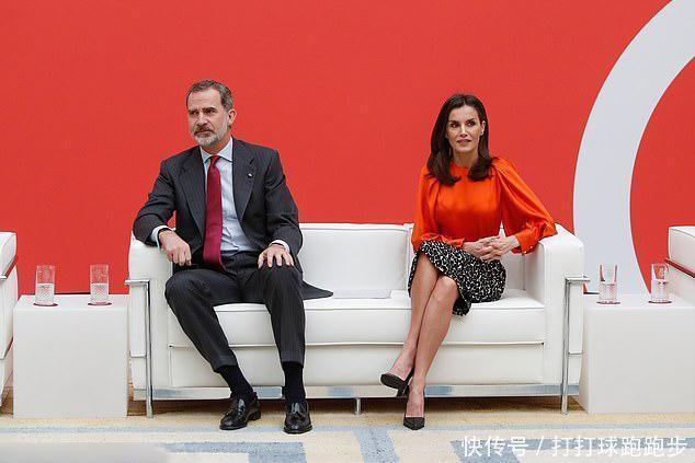  [个性]西班牙王后确实会穿！“橙色”丝绸衫配豹纹裙亮相，个性又显年轻