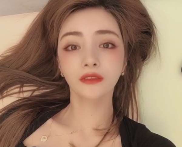 #婆婆#麦迪娜宅家晒美照,却被姜潮吐槽衣衫不整!婆婆送的项链太抢镜