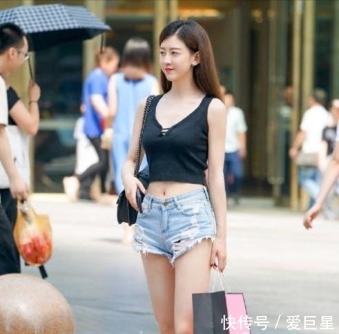 感觉@街拍集:尖头高跟鞋,给人仙气十足的感觉,衬托出高贵气质